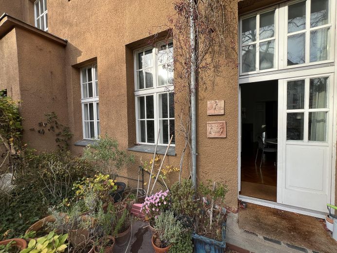 Grüne Insel mitten in Wilmersdorf: Charmante 4-Zimmer-Altbauwohnung – Terrassentür vorn