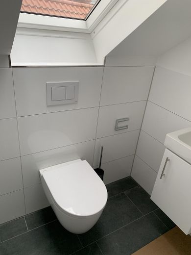 Großzügige 4-Zimmer-Maisonette mit Dachterrasse, Kamin und Albtraufblick – Gästetoilette