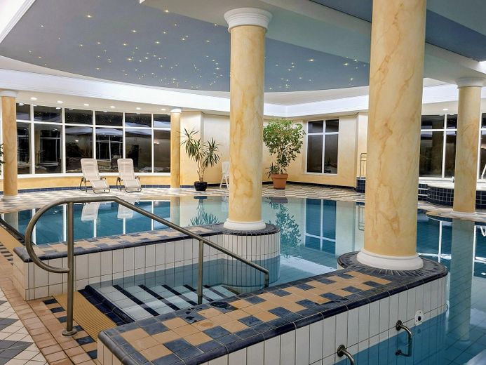KURPARK-RESIDENZ Appartement en copropriété de 2 pièces, piscine/jacuzzi/sauna inclus dans les charges de copropriété, pompe à chaleur ! 1 place de parking en garage souterrain – Pool, flache Einstiegstreppe