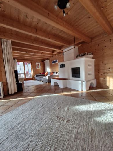 Ökol. Blockhaus in Bernau am Chiemsee – Zuhause auf Zeit für bis zu 5 Jahre, mit eigenem Garten – Wohnzimmer