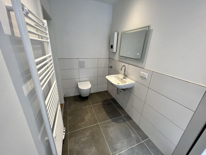 Stilvolle 2-Zimmer-Altbauwohnung – frisch renoviert mit moderner EBK; WG Geeignet – BAd