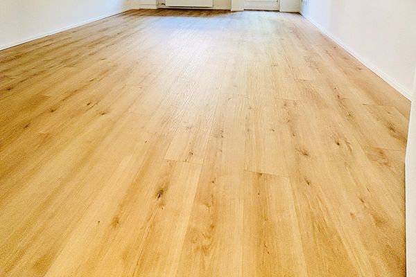 Wohnen wie im eigenen Haus – renovierte 3 -Zimmer Wohnung mit großer Terrasse & Garten