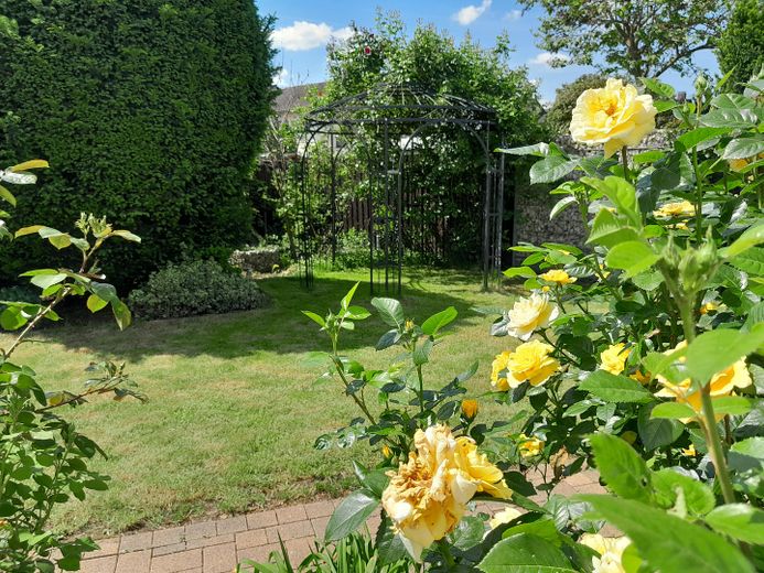 Garten mit Rosenpavillon