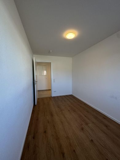 Sonnige 4-Zimmer Wohnung // Garten, EBK und hohen Decken // Neubau in Langenbach – Schlafraum/Wohnraum 1