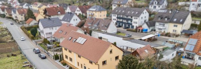 Solides Zweifamilienhaus im Würzburger Einzugsgebiet – viel Wohnraum, flexible Nutzung, Doppelgarage