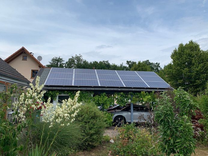Mieszkanie z dużą ilością przestrzeni w domu i ogrodzie – Carport mit Photovoltaikanlage
