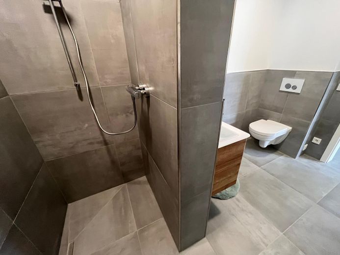 Exklusive 3,5 Zimmer Eigentumswohnung mit gehobener Ausstattung KfW-40-Plus nähe Brombachsee – Gäste WC mit Dusche