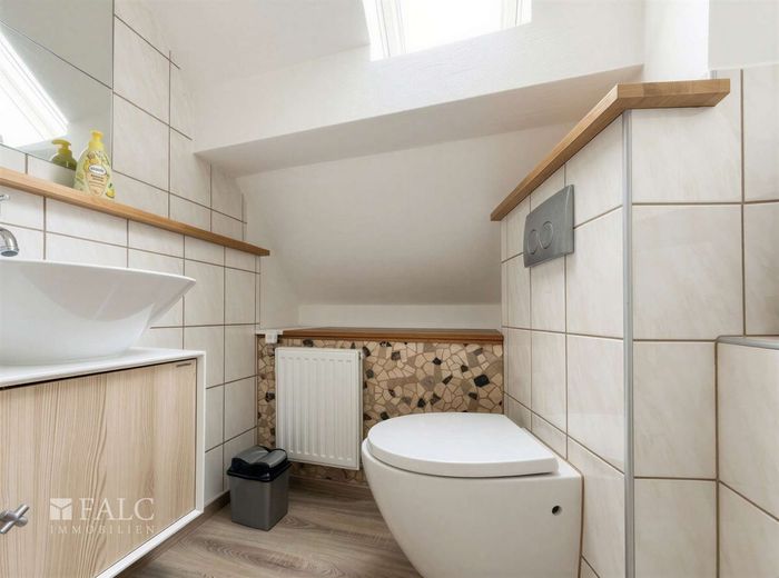 Charmantes Fachwerkhaus mit Scheune, Garten &amp; vielseitigen Nutzungsmöglichkeiten – Gäste WC 2. OG