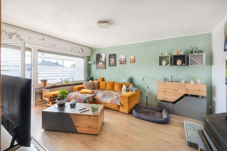 Doppelhaushälfte in Höhr-Grenzhausen - mit großer überdachter Terrasse, Garten und Garage – Wohnzimmer