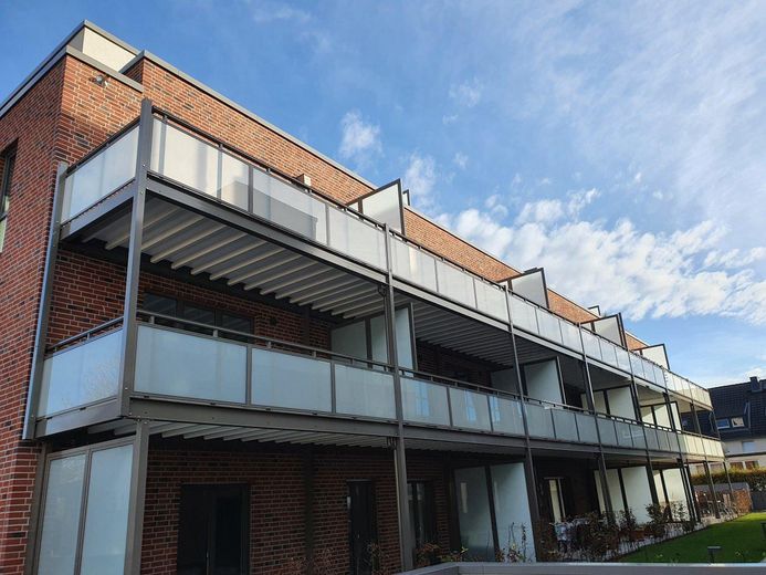 Traumwohnung mit exklusiver Einbauküche und großzügigem Balkon. – Rückseite 