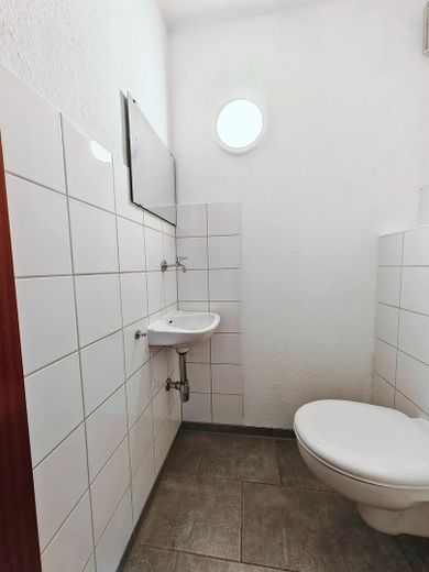 bezugsfreie und helle 3-Zi. Penthouse Wohnung in Schelmenholz – WC