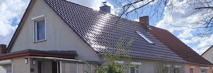 modernes Einfamilienhaus mit Einbaupool zu verkaufen – Außenansicht