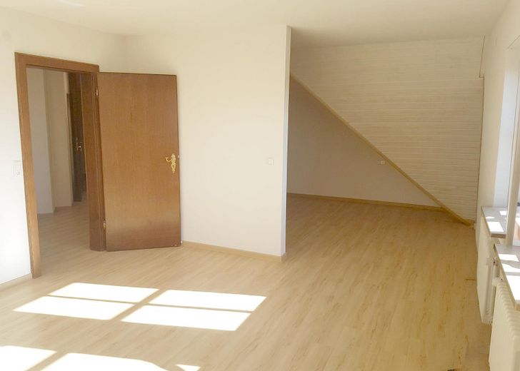 Helle Dachgeschosswohnung mit Marktplatzblick – zentral in Bad Buchau – Wohnen/Schlafen