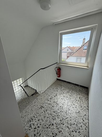 Helle 3-Zimmer-Wohnung mit schönem Ausblick in Hanau-Steinheim – Treppenhaus