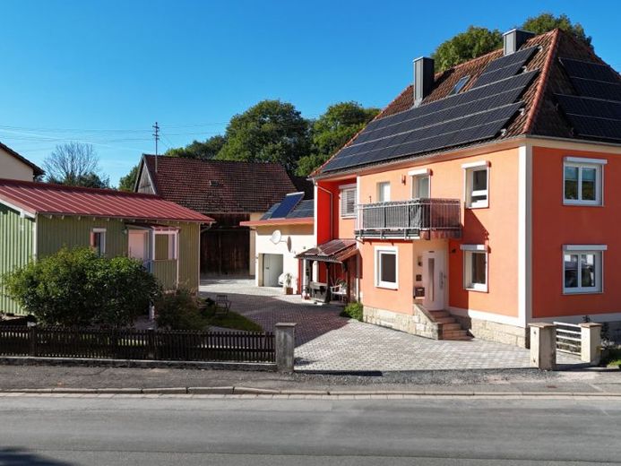 Rêve résidentiel entièrement rénové avec photovoltaïque, solaire, grange et tiny house à Stockheim-Wolfersdorf ! – Photo 1