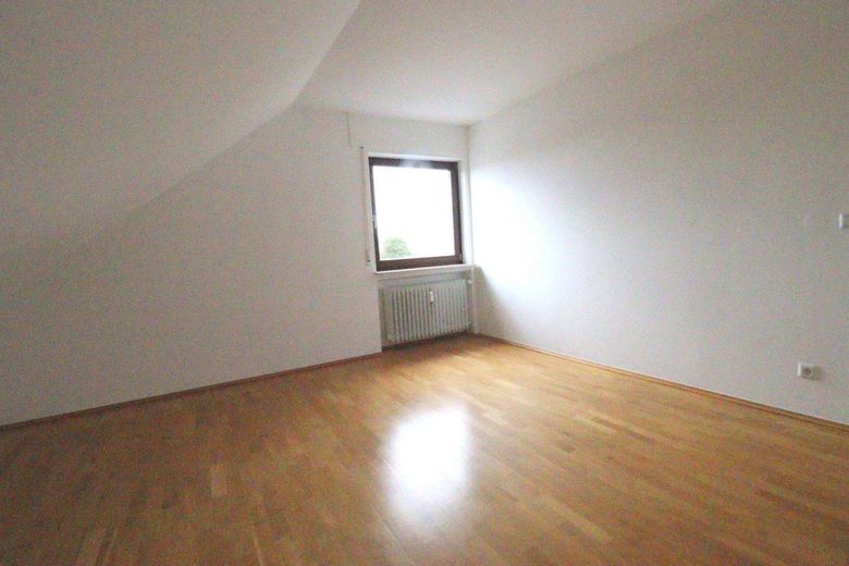 WRS Immobilien - Frisch renovierte 3 Zimmer Dachgeschosswohnung in Feldrandlage von Rockenberg – Schlafzimmer - Bild 2