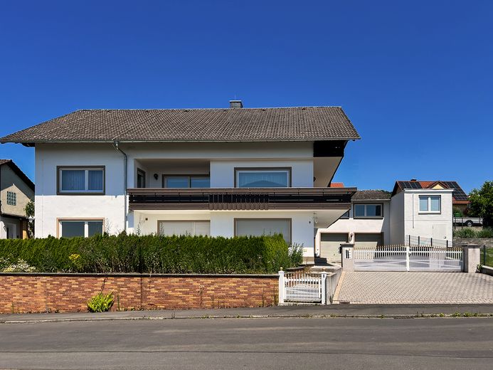 Hochwertiges Zweifamilienhaus, gehobene Ausstattung, Ausbaupotential, traumhafter Ausblick – Vorderseite von Straße