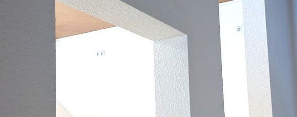 अटारी अपार्टमेंट – Blick aus der Diele ins Zimmer