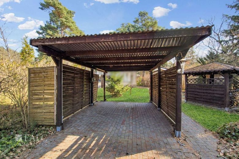 Einfamilienhaus mit Garten an Berliner Stadtgrenze - FALC Immobilien – Carport