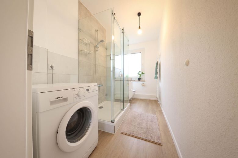 Attractively renovated + partially furnished + 3-room apartment, quietly located with fitted kitchen, cellar & bathroom with daylight – Badezimmer mit Glasdusche
