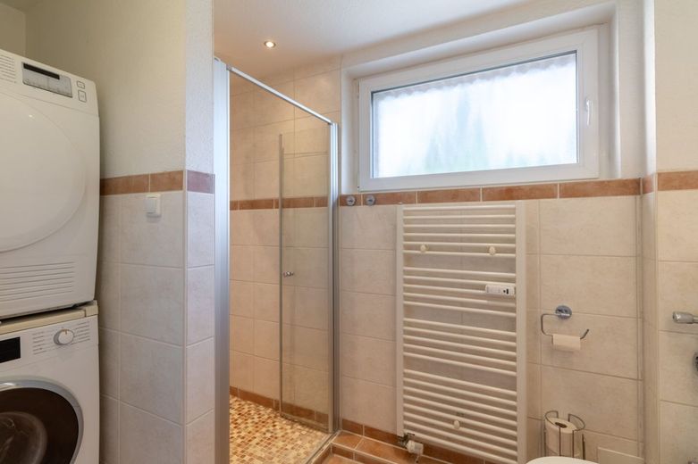 4-Zimmer-Wohnung in Wedel-Schulau mit Balkon und Tiefgaragenstellplatz – Duschbad