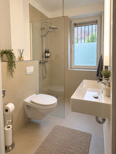 MOBİLYALI MAKS. 2 KİŞİ 3 odalı, teraslı GEÇİCİ KİRALIK – Badezimmer
