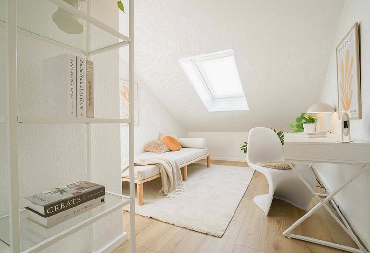 Zentral wohnen – helle 3-Zi-Wohnung mit hervorragender Verkehrsanbindung – provisionsfrei! – Mansardenzimmer