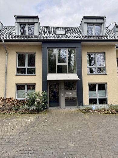 2-Zimmer-Souterrain-Wohnung mit Terrasse und EBK – Außen Ansicht 
