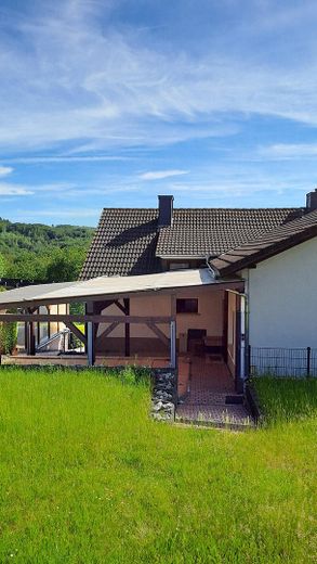 Traumhaus in Südlage - 1 bis 2 Familienhaus in Günterod – Blick auf Rückseite vom Garten