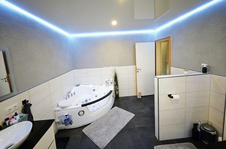modernes Badezimmer