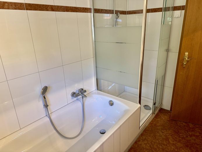 Frisch renovierte stilvolle, helle Wohnung – Photo 9