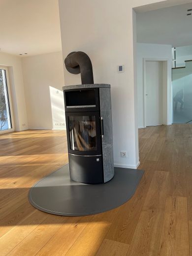 Luxus-Penthouse-Wohnung in traumhafter Lage mit Privatseenutzung – Kaminofen im 1. OG