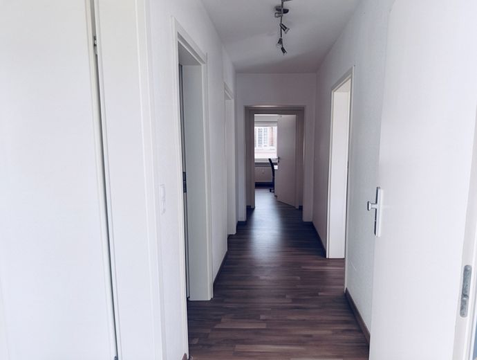 Sofort bezugsfreie 80 m² 3-Zi.-Wohnung – 3er WG-geeignet & 5,5 % Sonder AfA dank Gutachten – Flur