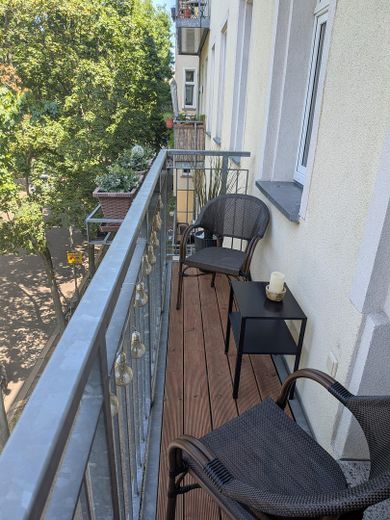Friedrichshain'de balkonlu bakımlı 2 odalı eski bina dairesi – özelden, komisyonsuz – Balkon mit Blick ins Grüne