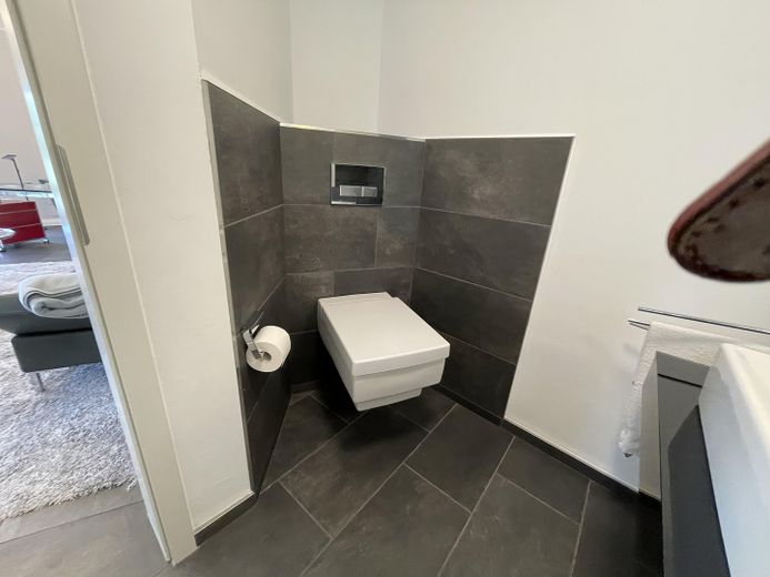 Bau- (Park-) Grundstück mit Tiny House, Carport, Terrassen – Toilette