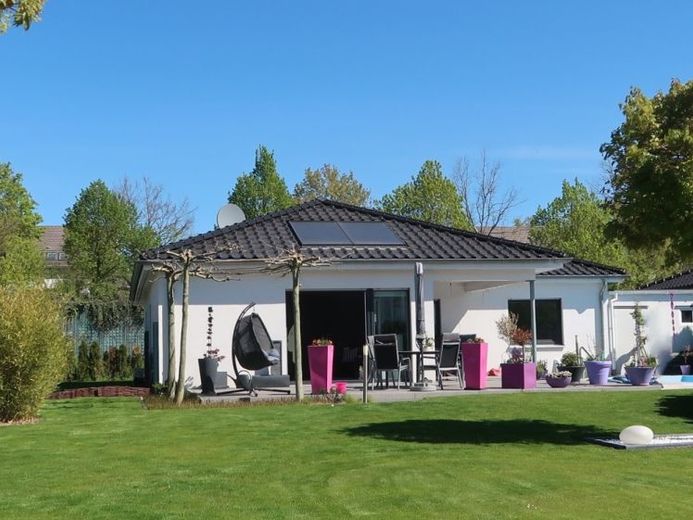 Teltow/Ruhlsdorf: Moderner Bungalow (KfW-Effizienzhaus 70) mit Garage, Pool und Traumgarten! – Foto 1