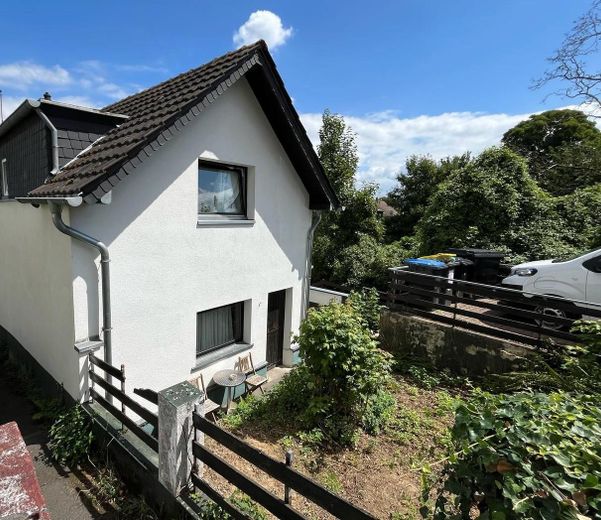 Vorderfront mit Vorgarten  