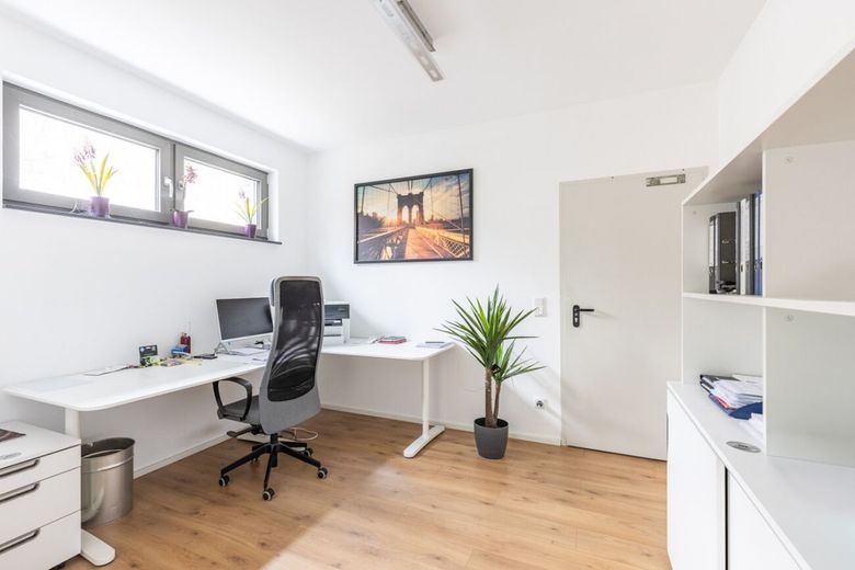 Architektenbungalow mit Split-Level-Bauweise, klarer Formensprache und freiem Landschaftsblick! – Arbeitszimmer