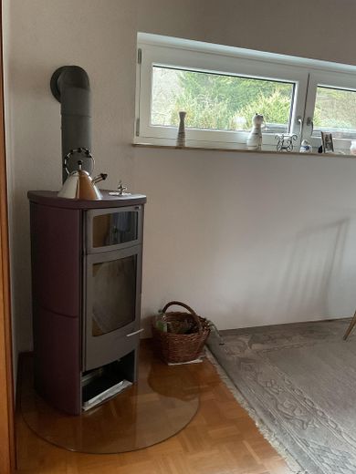 Casa atractiva con 6,5 habitaciones y cocina equipada en Fridingen – Schwedenofen im Esszimmer