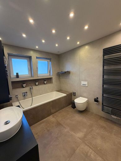 Badezimmer mit Dusche/Badewann