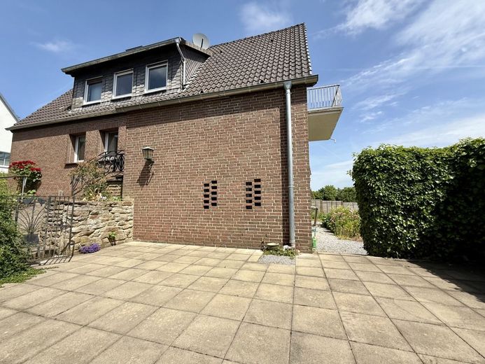 Fröndenberg: Freistehendes Wohnhaus in Top-Lage - Exklusives Familienparadies in ruhiger Sackgasse! – Terrassenanlage