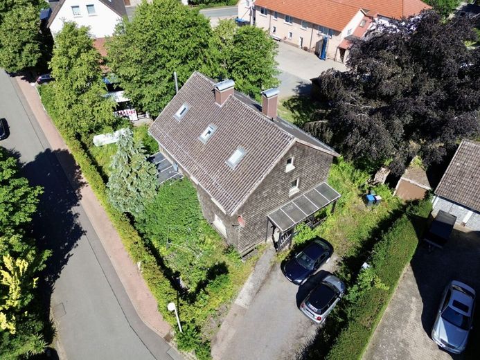 Ihre Chance: Dreifamilienhaus mit Garten, Balkon &amp; zwei freien Wohnungen – Vogelperspektive_2