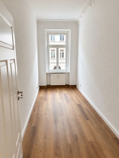 Bezugsfrei 4 Zimmer · 2023 renoviert · neue Holzfenster & Treppenhaus 2025 – Foto 6