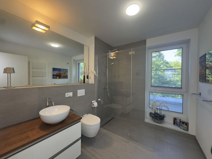 Penthouse im Staffelgeschoss mit großzügigem Wohnbereich, Balkon und hochwertiger Ausstattung – Badezimmer 
