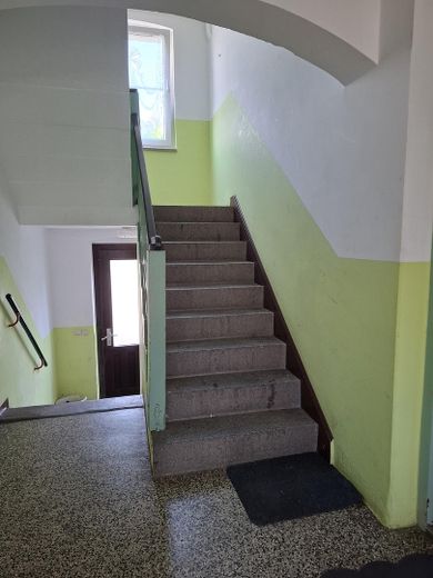 3-Raum-Wohnung, große Küche, 1.OG rechts, Bad mit Fenster, Wanne und Dusche / ALG + BG möglich – Blick in das Treppenhaus