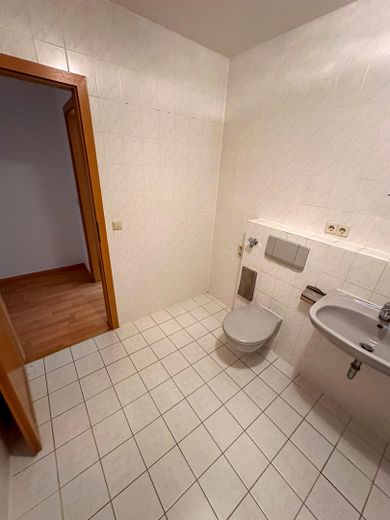 Przytulne 2-pokojowe mieszkanie na parterze z własnym tarasem, łazienką z wanną i miejscem parkingowym w garażu podziemnym w Landsbergu – Gefliestes Badezimmer