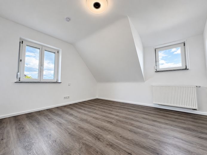 Freistehendes EFH in Toplage von Erbach – frisch renoviert, sonnig & ruhig – Zimmer 1 DG