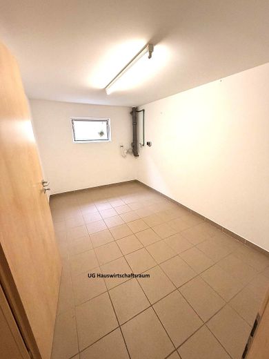 1-gezinshuis in 93333 Neustadt/Do (bj 2003), 120m² woonoppervlakte, 532m² grond en dubbele garage – KG Hausw.Raum