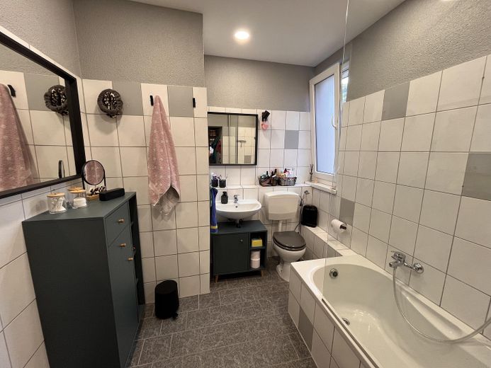 geräumiges Badezimmer
