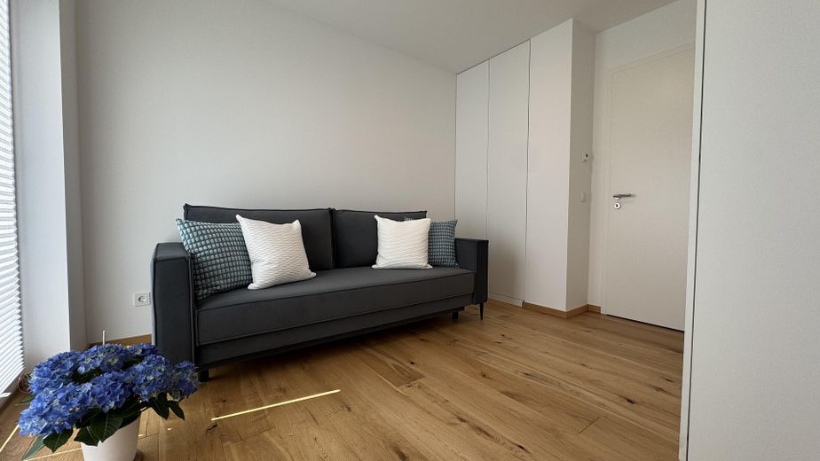NEUWERTIGE VILLENWOHNUNG | SÜD/WEST | 2 BALKONE | GRÜNBLICK | EBK + MAẞ-EINBAUTEN + SMART HOME – Arbeits-, Gäste- Kinderzimmer